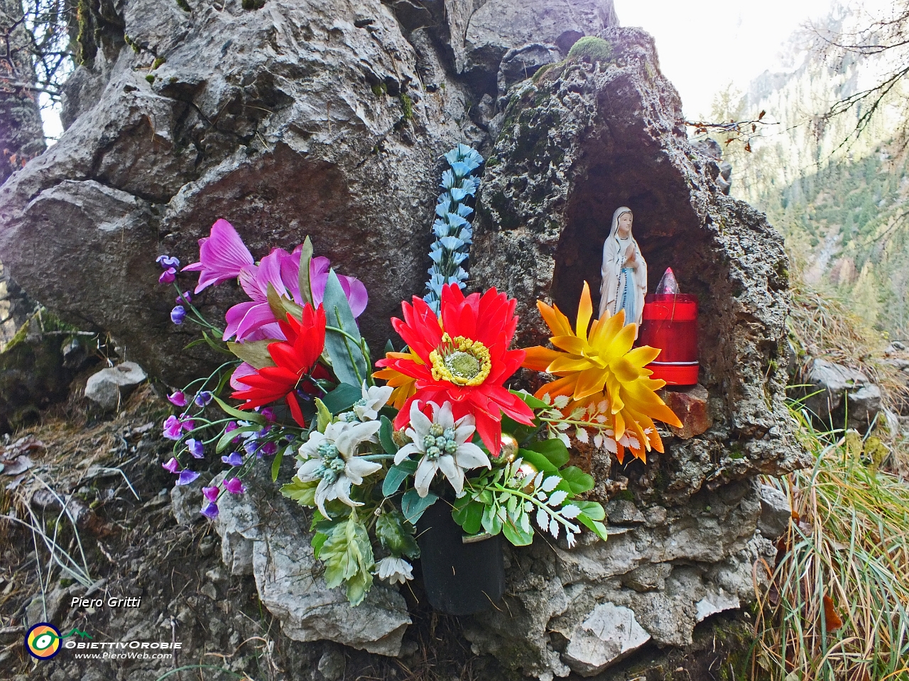 11 Madonnina.tra fiori ....JPG